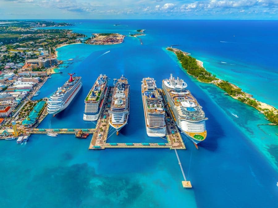 Crucero navegando por el mar Caribe
