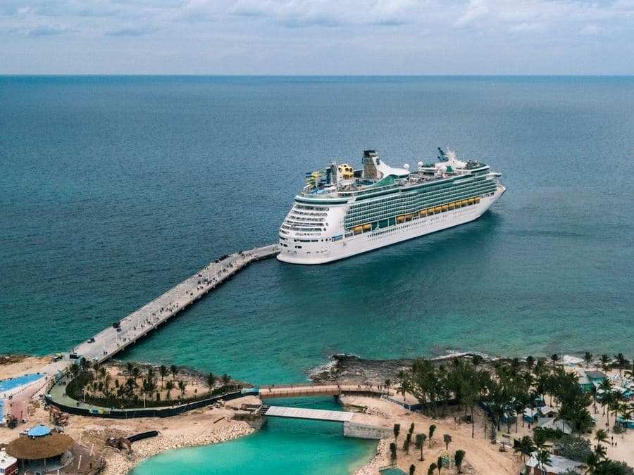 Crucero zarpando desde el puerto de Cartagena, Colombia