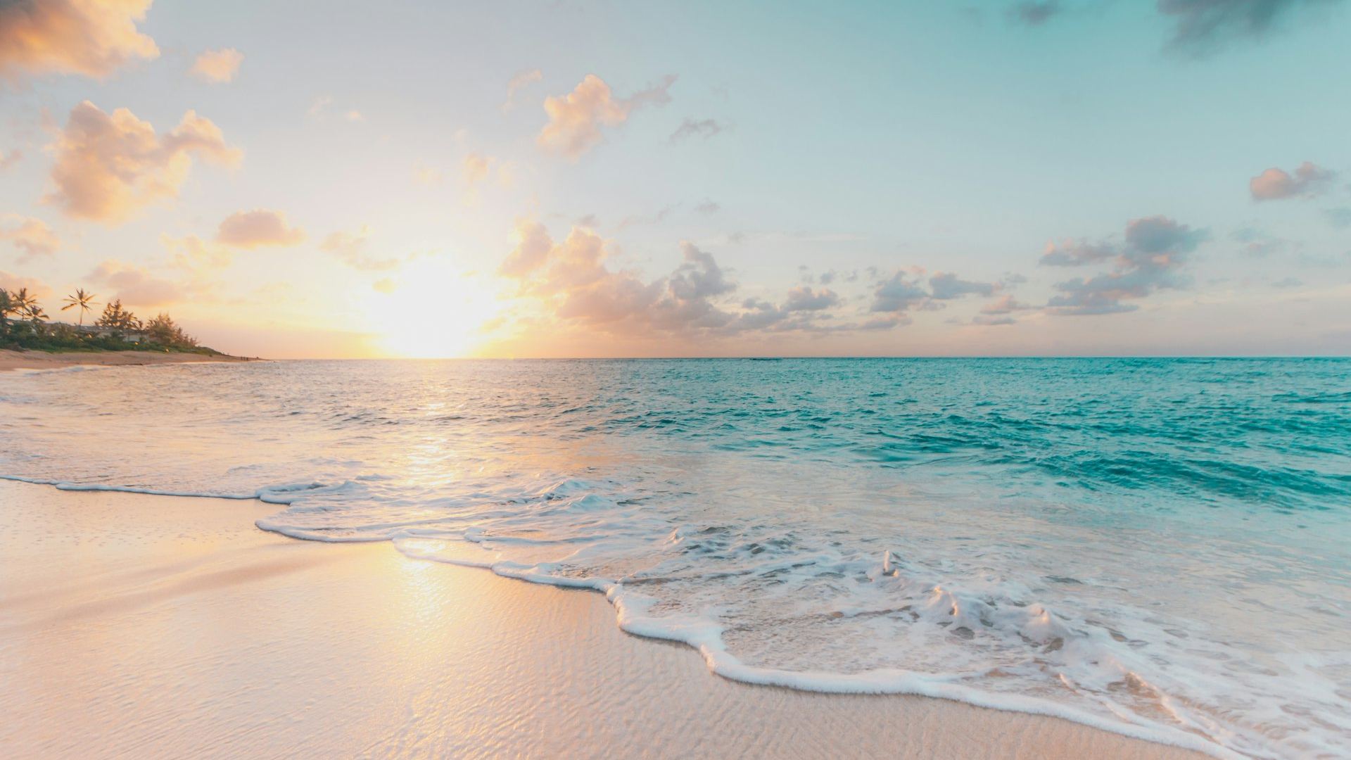 Playa del Caribe con aguas turquesa al atardecer
