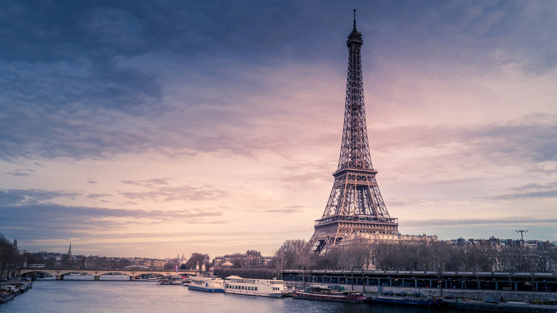 Torre Eiffel en París al atardecer